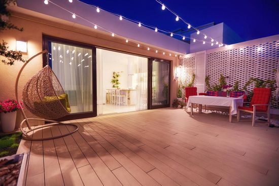 warm beleuchtete Terrasse
