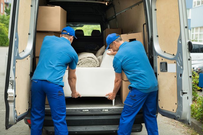 Person putzt ein Kochfeld
