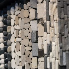 Rangée de différentes pierres naturelles