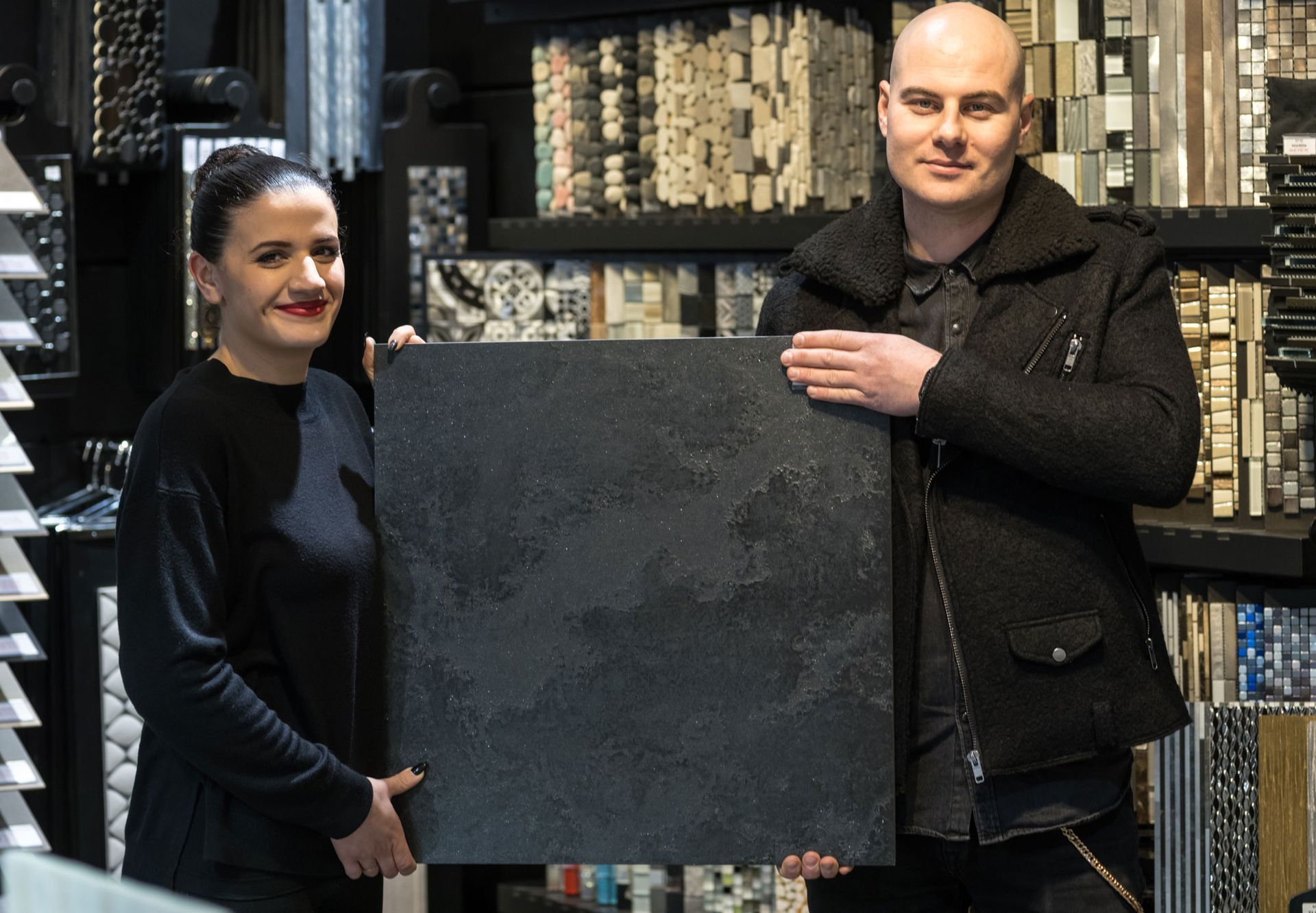 Employés tenant un grand carrelage noir