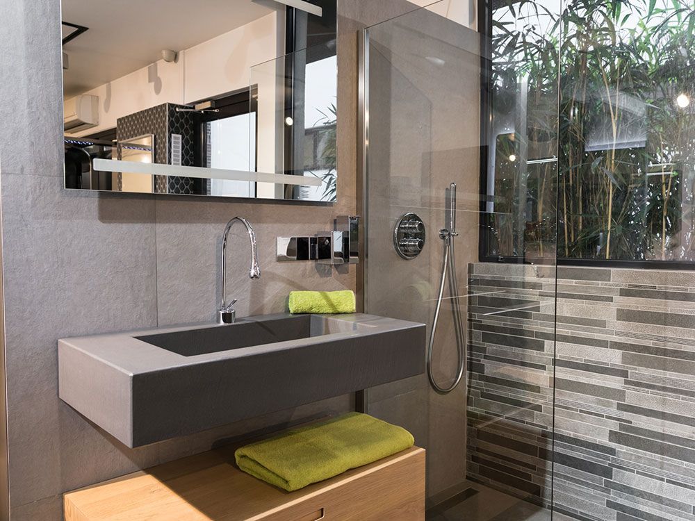 Évier suspendu de salle de bains