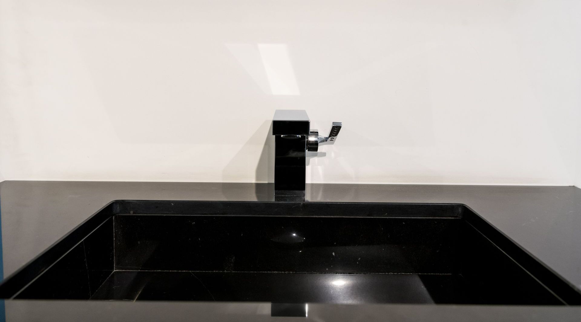 Robinet moderne dans une vasque noire