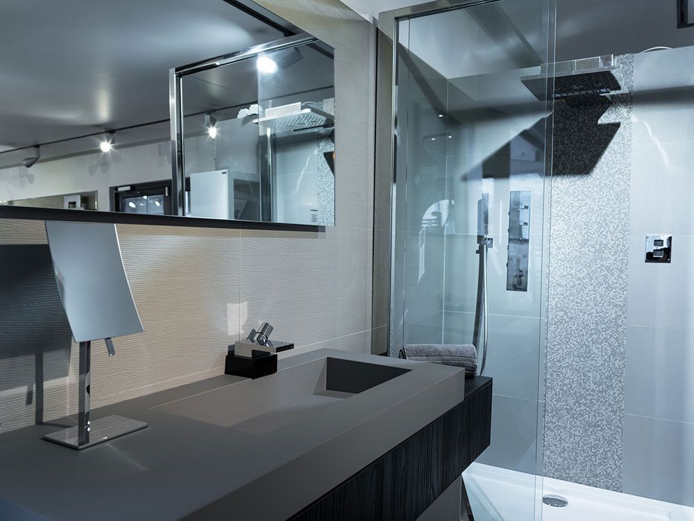 Évier et cabine de douche grises