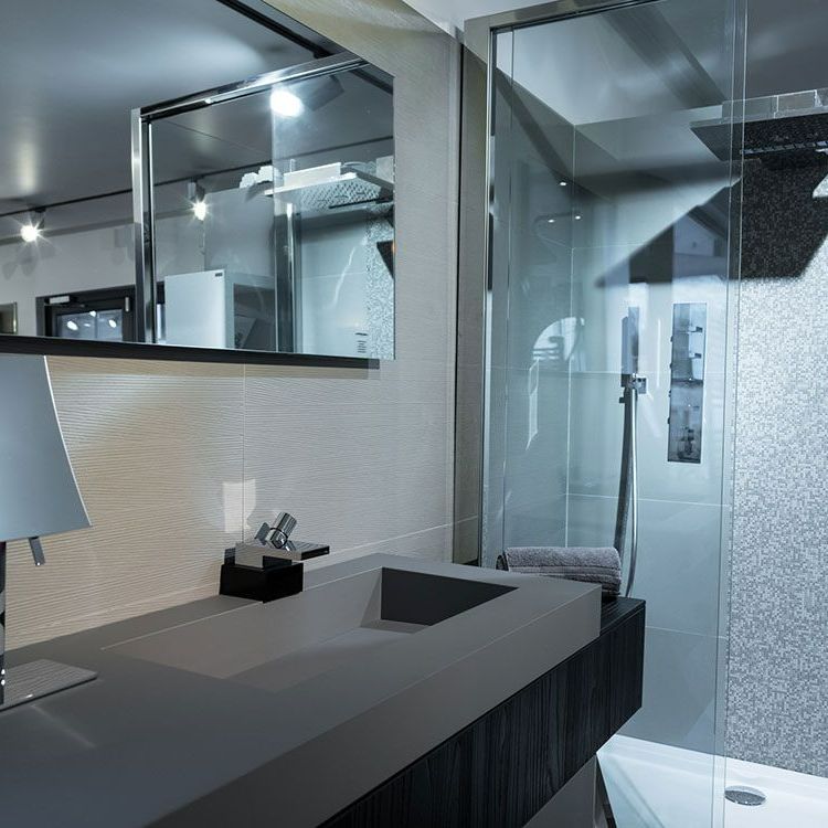 Salle de bains au carrelage mural beige