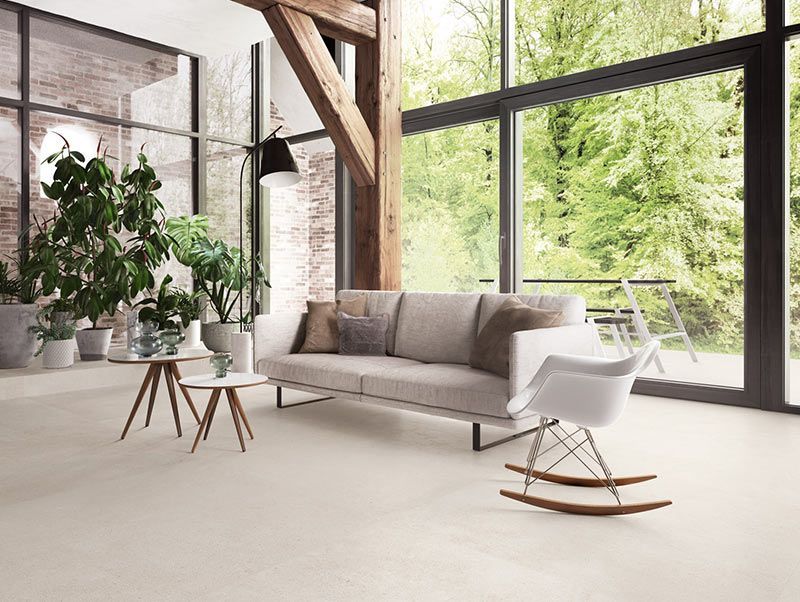 Carrelage intérieur beige d'un salon 