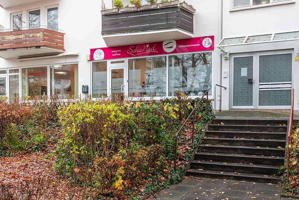 ein Gebäude mit einer Treppe , die zum Eingang führt .