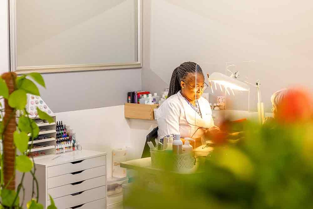 Eine Frau sitzt an einem Schreibtisch in einem Büro .
