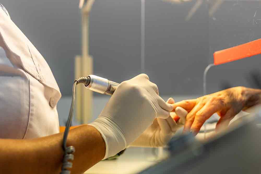 Eine Frau bekommt in einem Nagelstudio eine Maniküre .