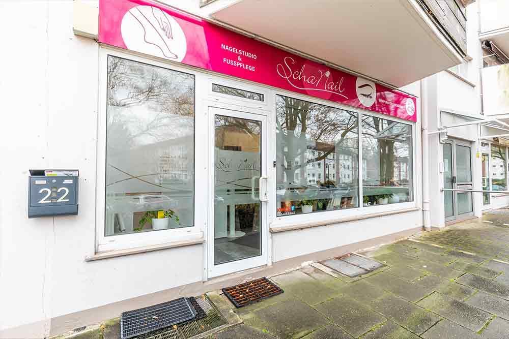 ein rosa und weißes Gebäude mit einer Tür und einem Fenster .