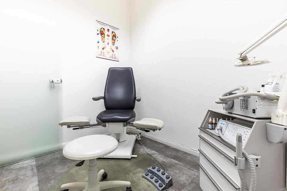 ein kleiner Raum mit einem Stuhl und einem Tisch .