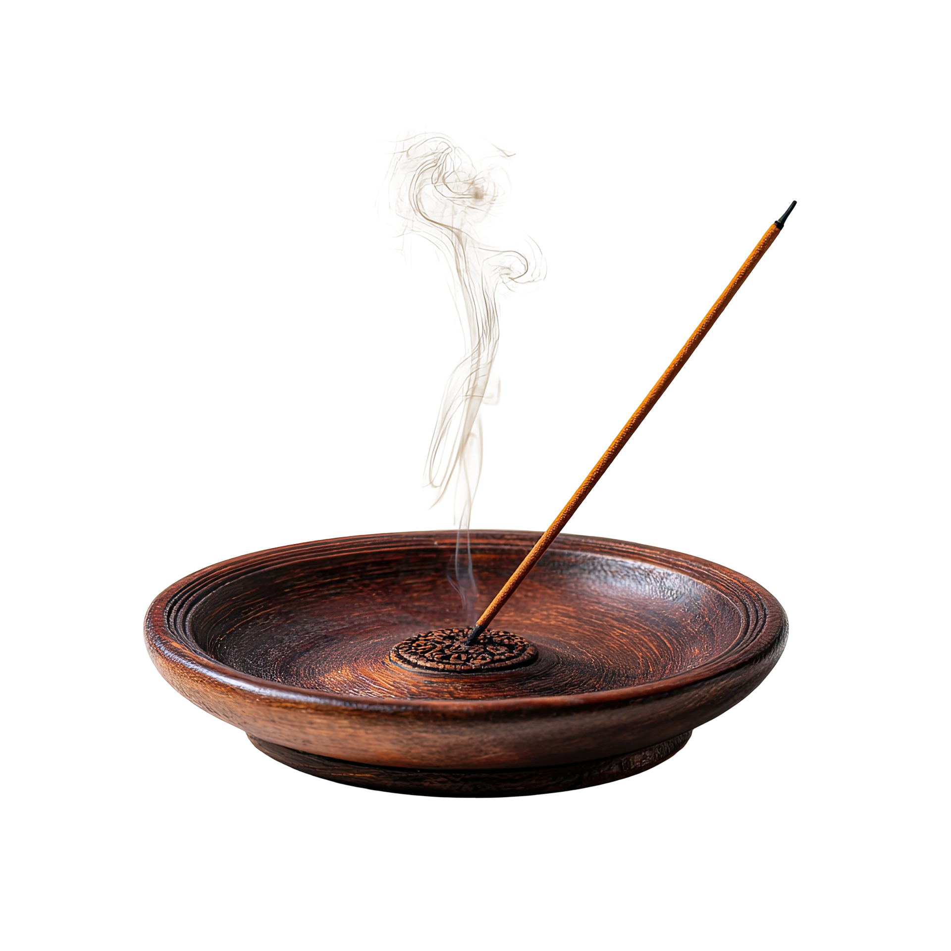 Un bâtonnet d'encens brûle dans un bol en céramique brune, d'où s'élèvent des volutes de fumée.