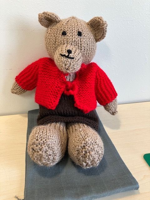 Deutscher Schäferhund auf einem Holzbrett, Zunge herausgestreckt.