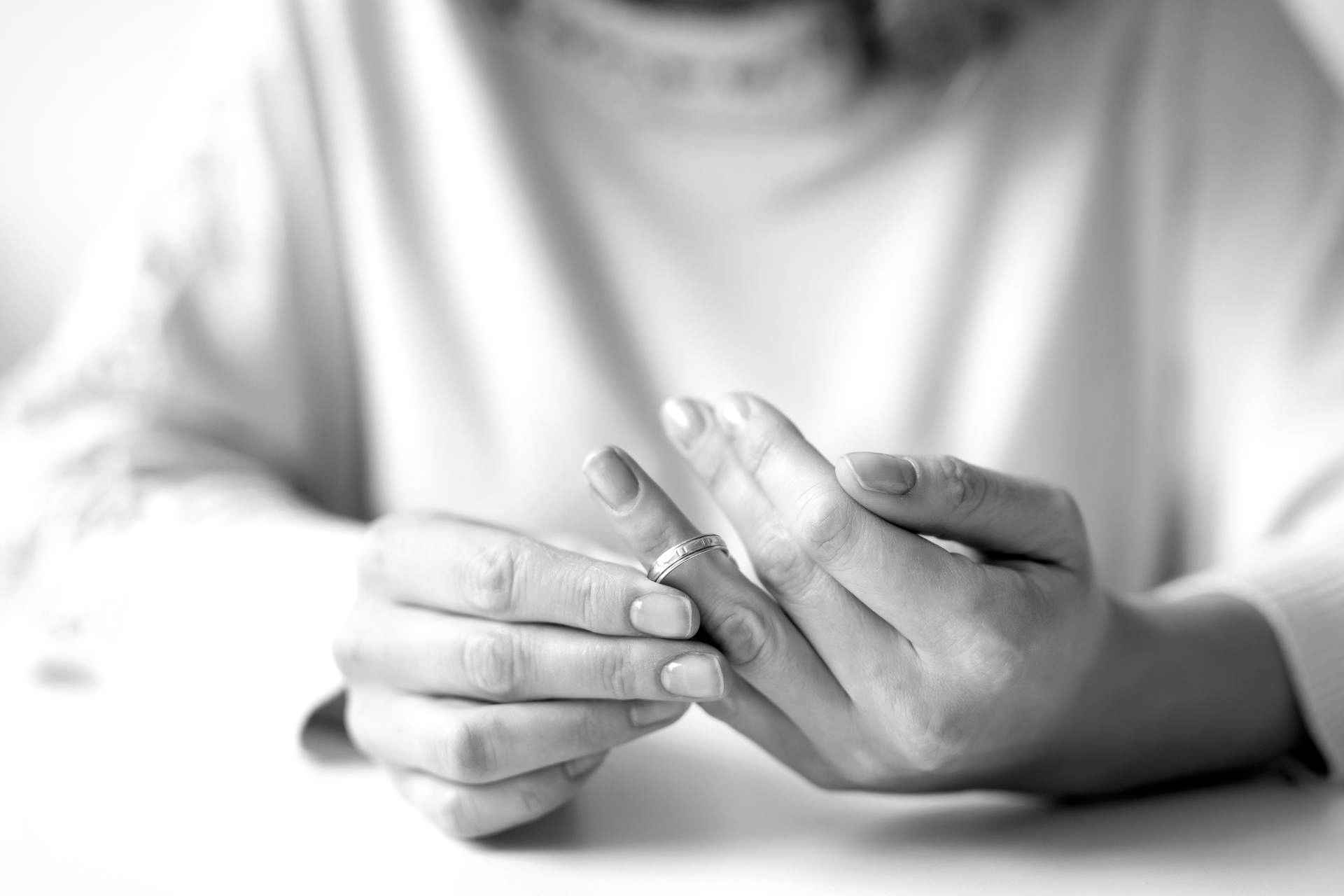 Femme retirant une alliance