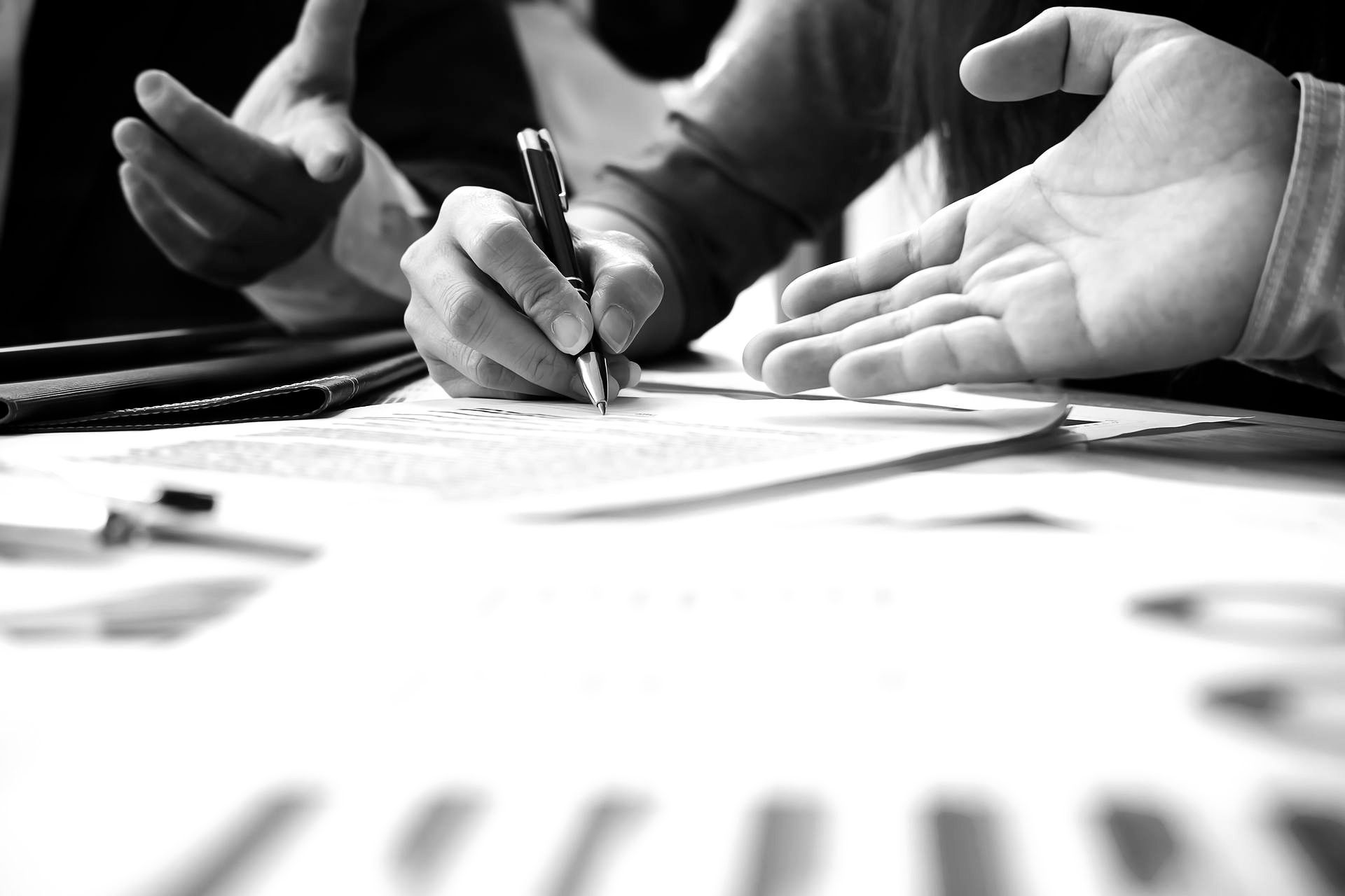 Homme montrant de la main des chiffres et graphiques sur une feuille