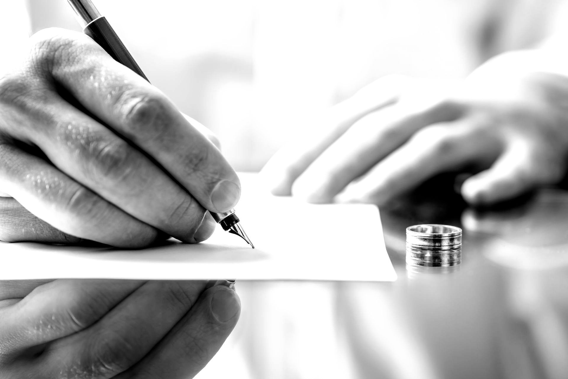 Homme signant un contrat de divorce