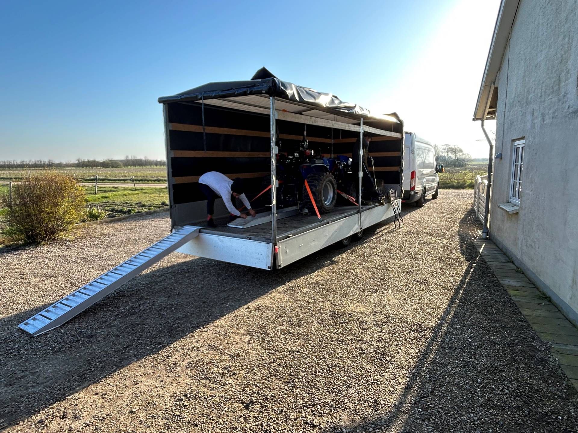 Offener Umzugstransporter mit Möbeln