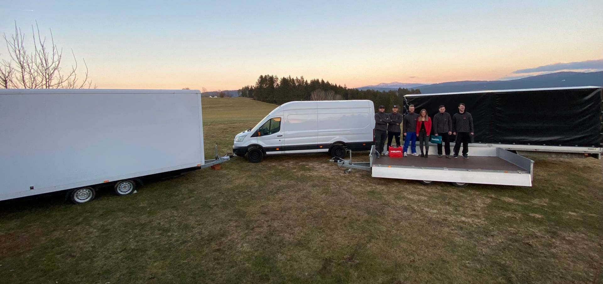 Mitarbeiter von Umzüge Ganserer vor einem Transporter