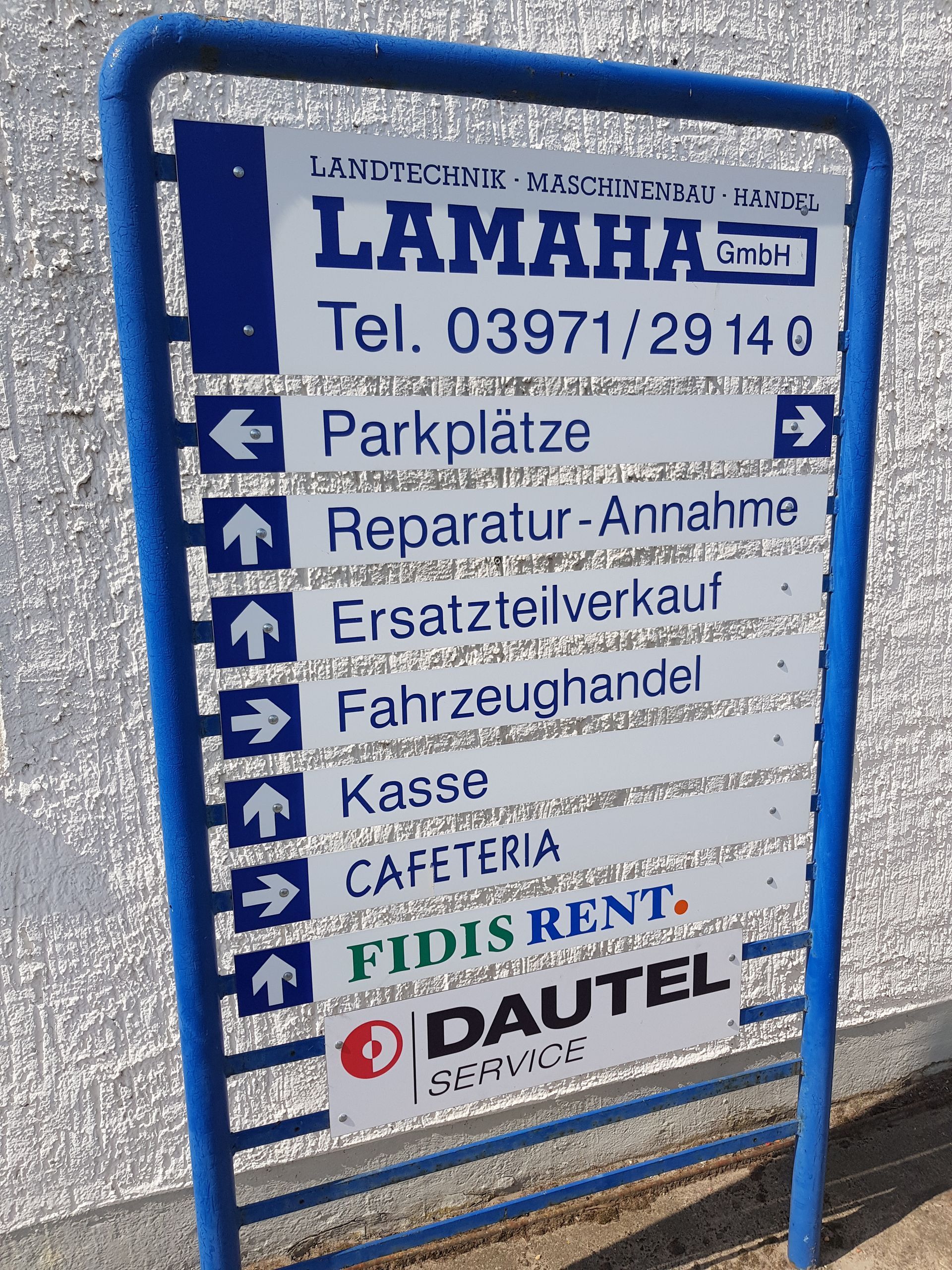 ein Schild mit der Aufschrift „Lamaha“ auf Deutsch