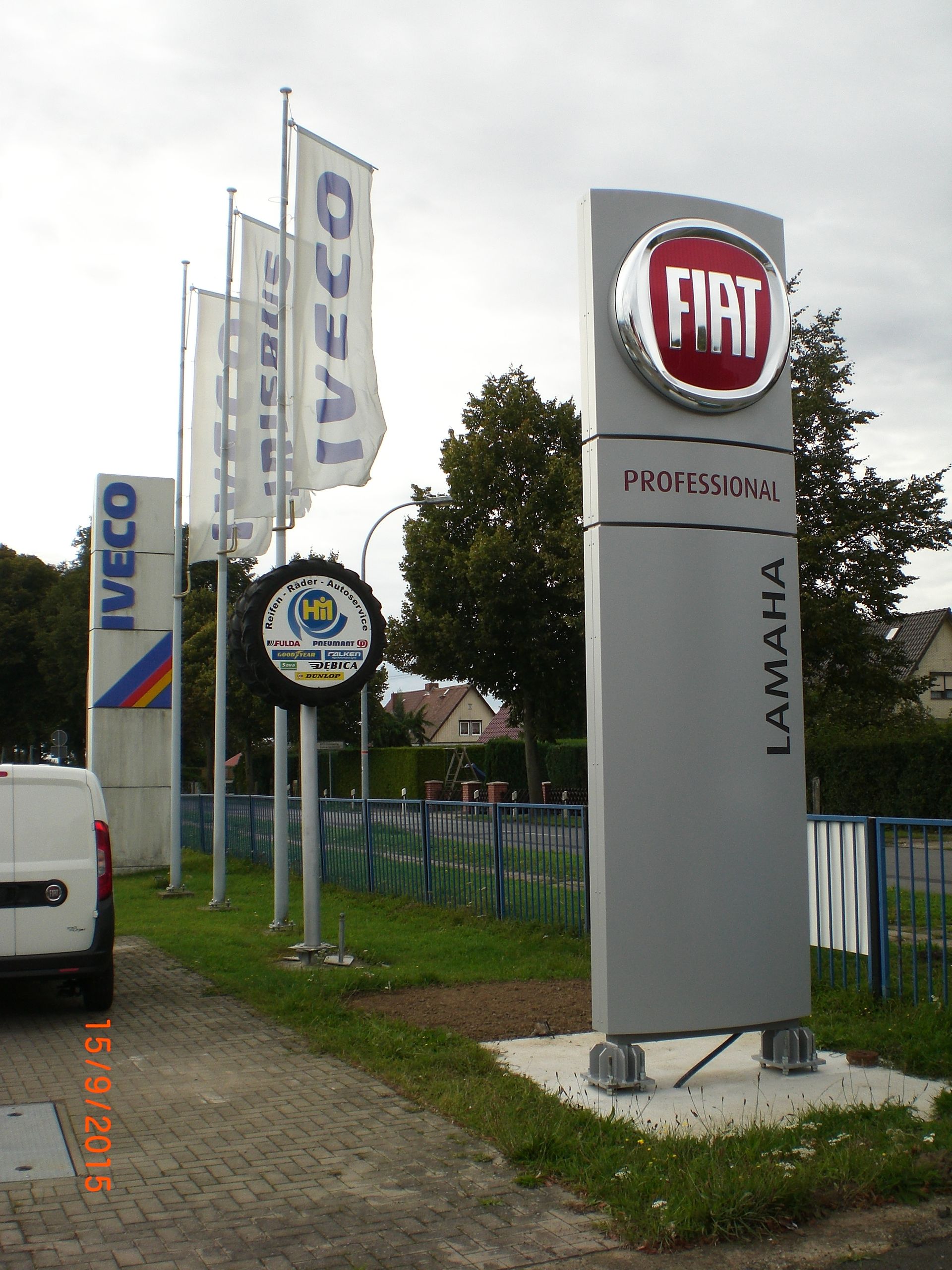 ein iveco-Logo steht neben einem Fiat-Logo