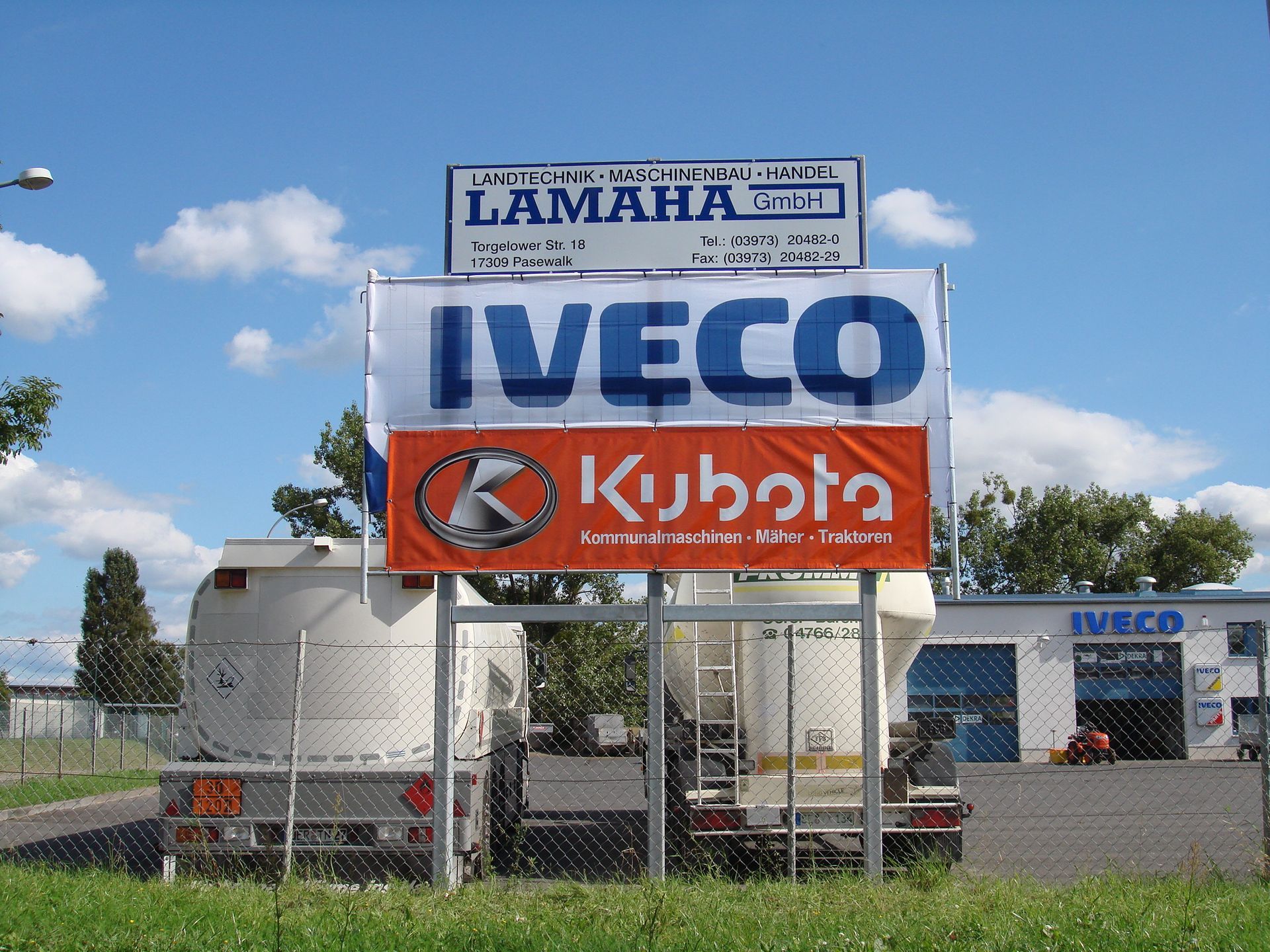 ein Schild mit der Aufschrift Iveco Kubota und Lamaha
