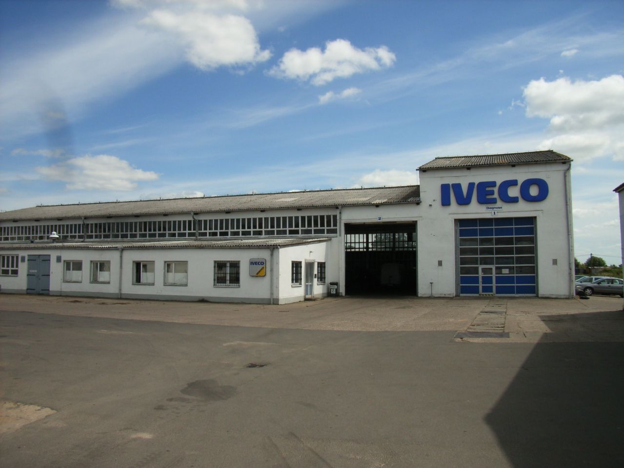 ein großes weißes Gebäude mit dem Logo Iveco darauf