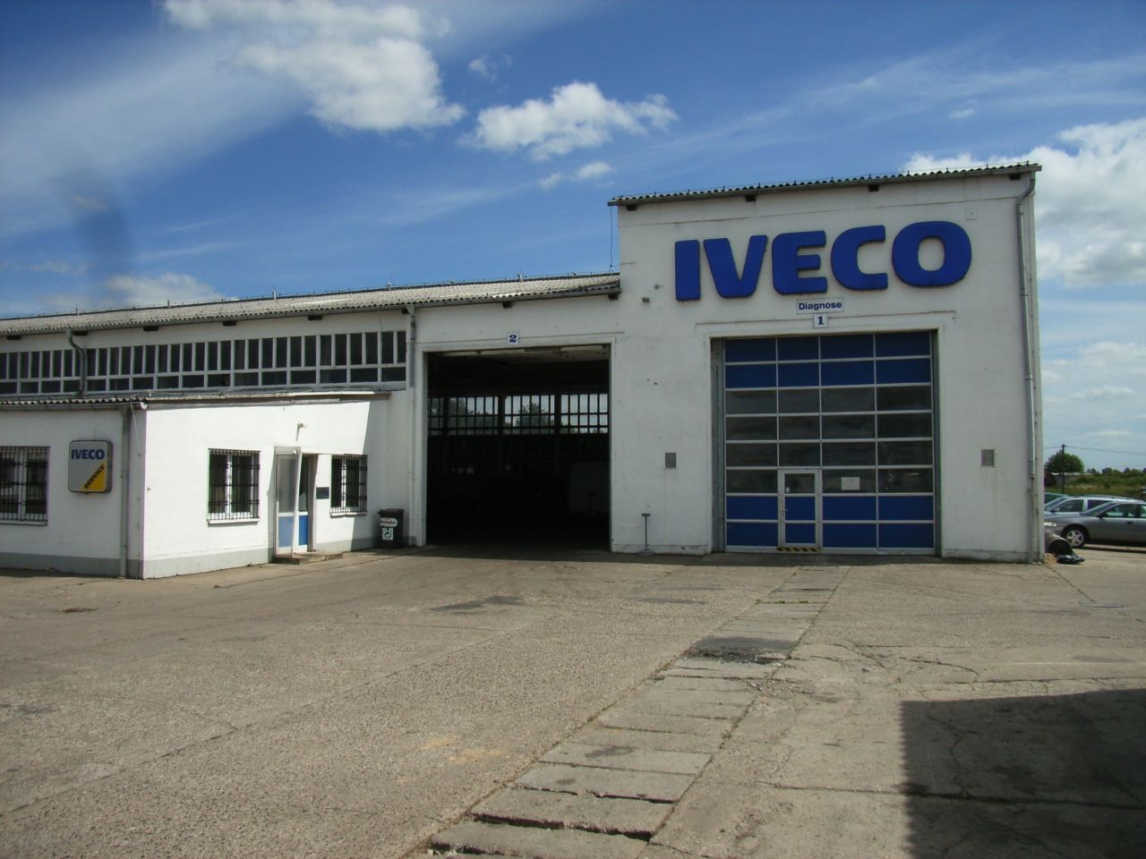 Ein weißes Gebäude mit dem Wort Iveco darauf