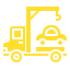 Un camión amarillo con una grúa acoplada transporta un coche.