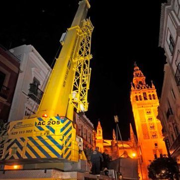 Una grúa amarilla con AC 205 escrito en la parte posterior