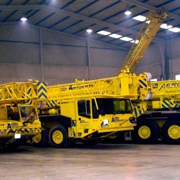 Un gran camión amarillo con la palabra aero en el costado.
