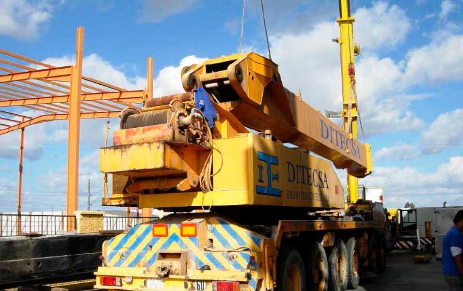 Un camión amarillo con una grúa en la parte trasera.