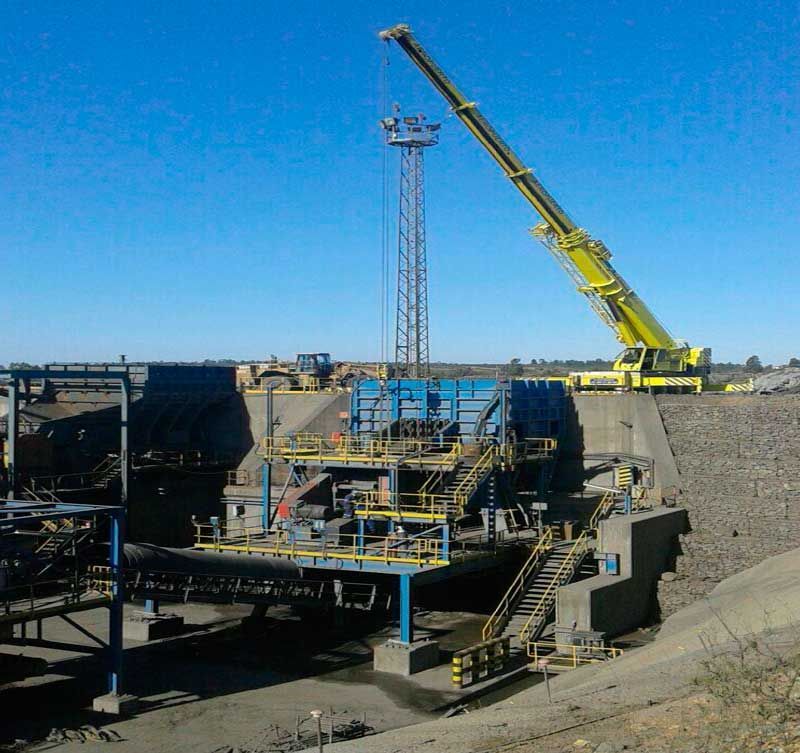 Una gran grúa amarilla está trabajando en un sitio de construcción