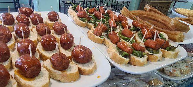 Una mesa cubierta con platos de comida con palillos en ellos.