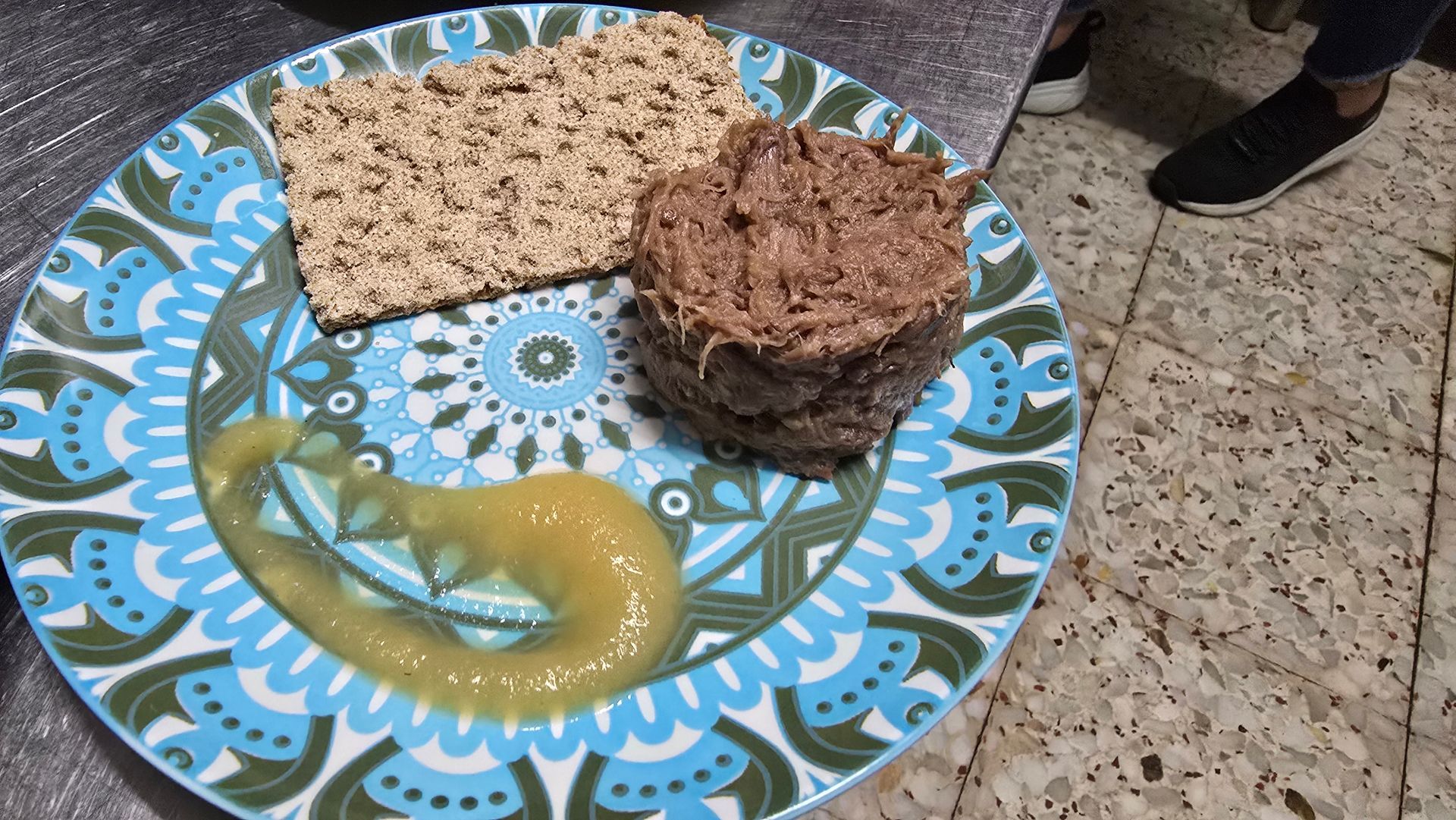 Un plato de comida con galletas y salsa sobre una mesa.