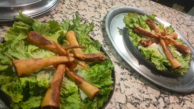 Dos platos de comida con lechuga y carne en una mesa.