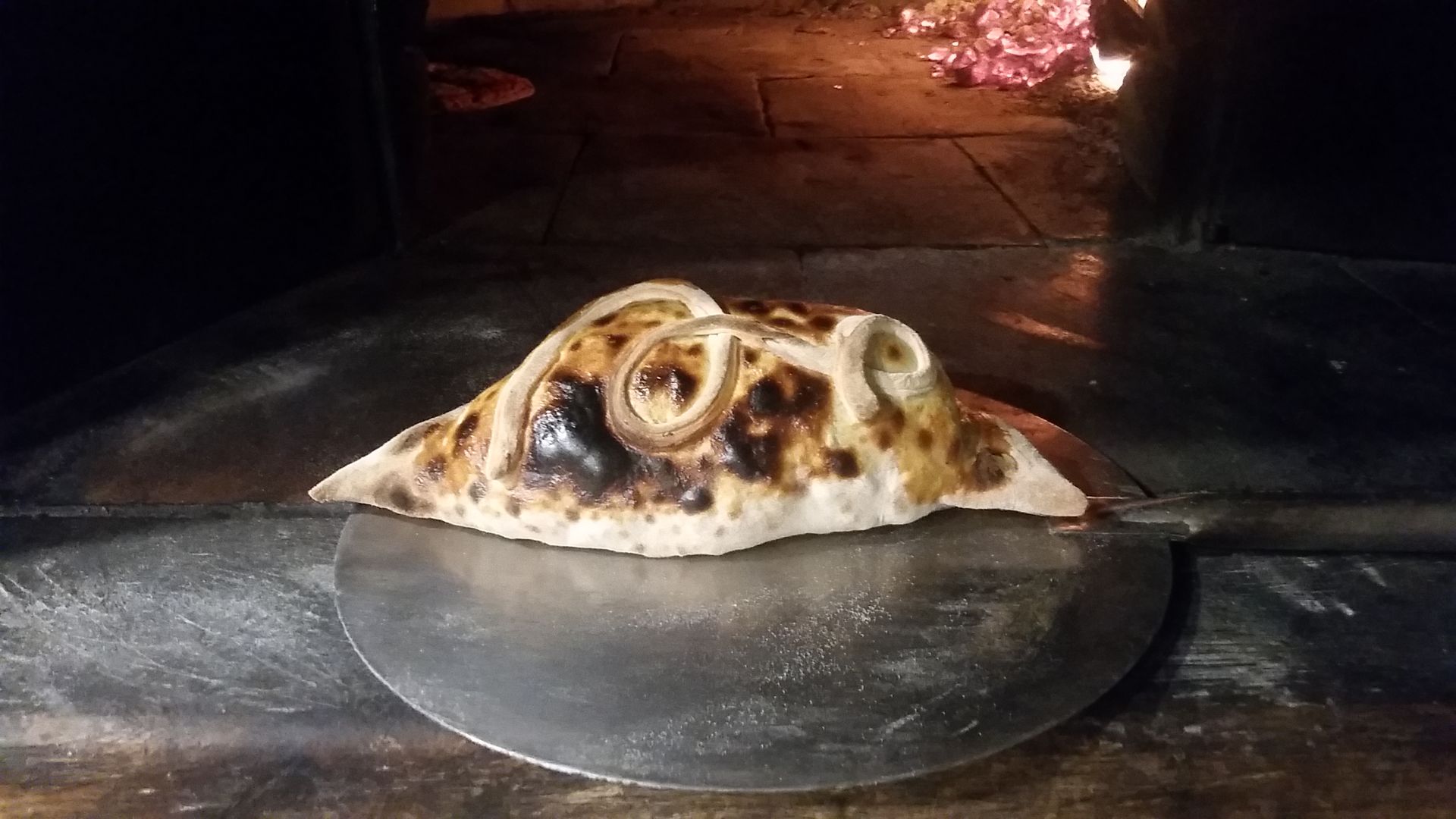 Calzone dans un four à pizza