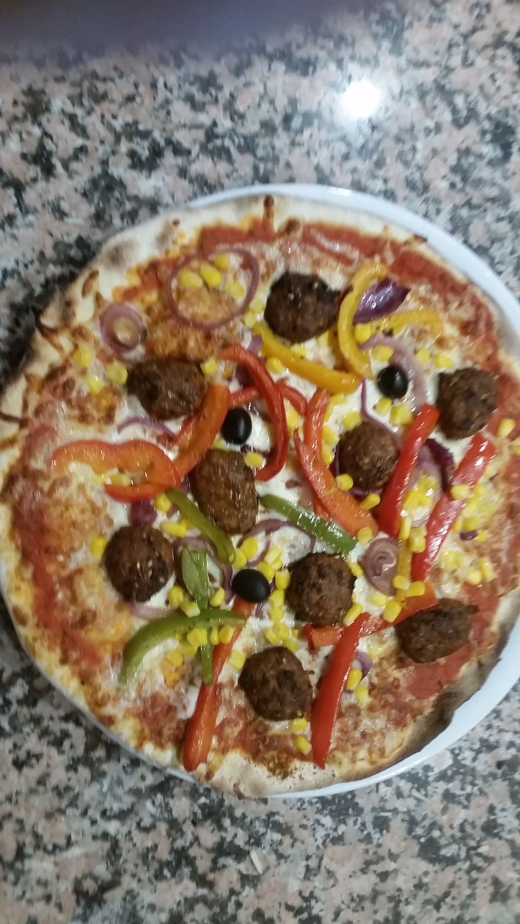 Pizza boulettes de viande et poivrons