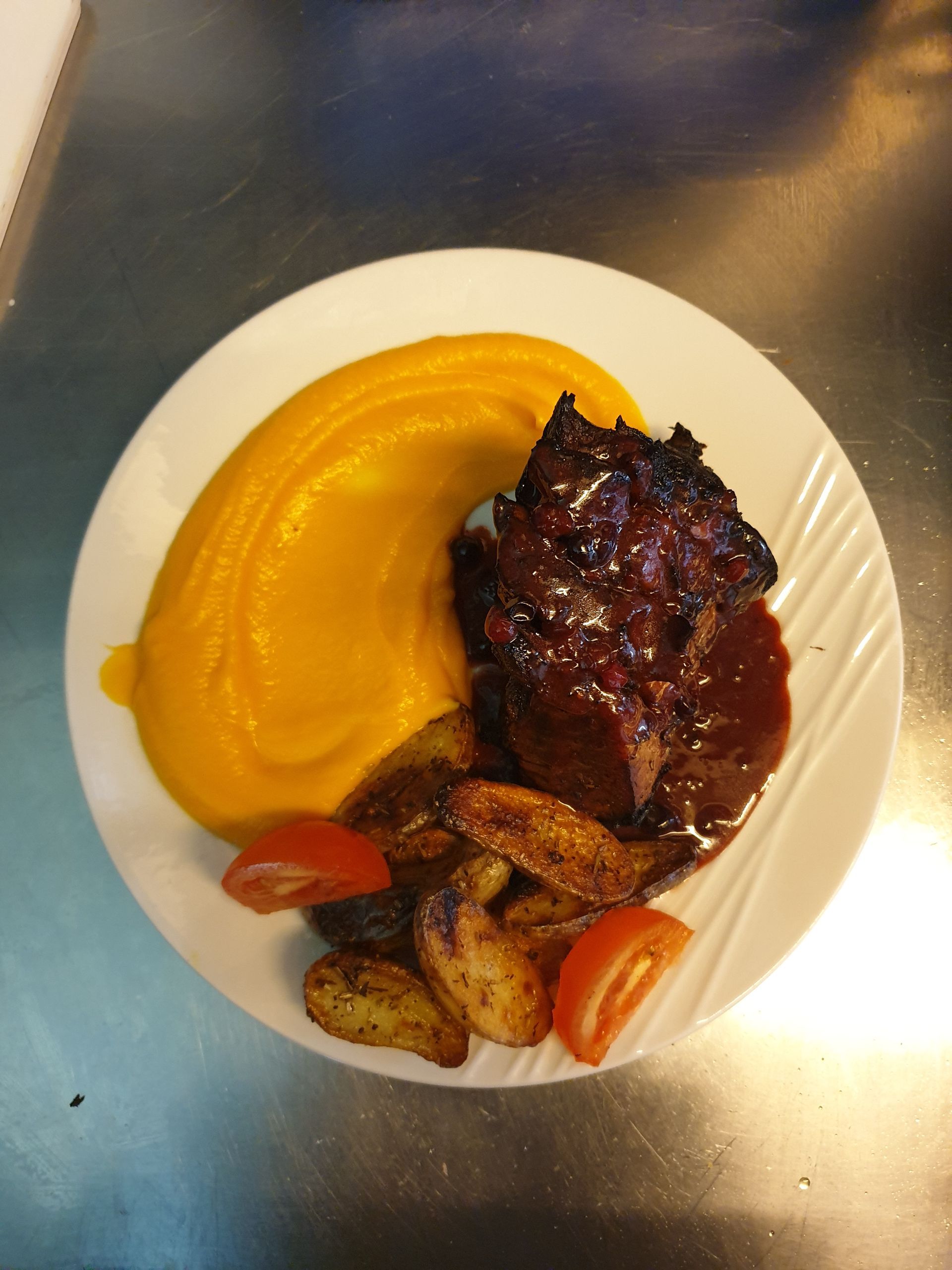 Roti de sanglier sauce aux fruits rouges