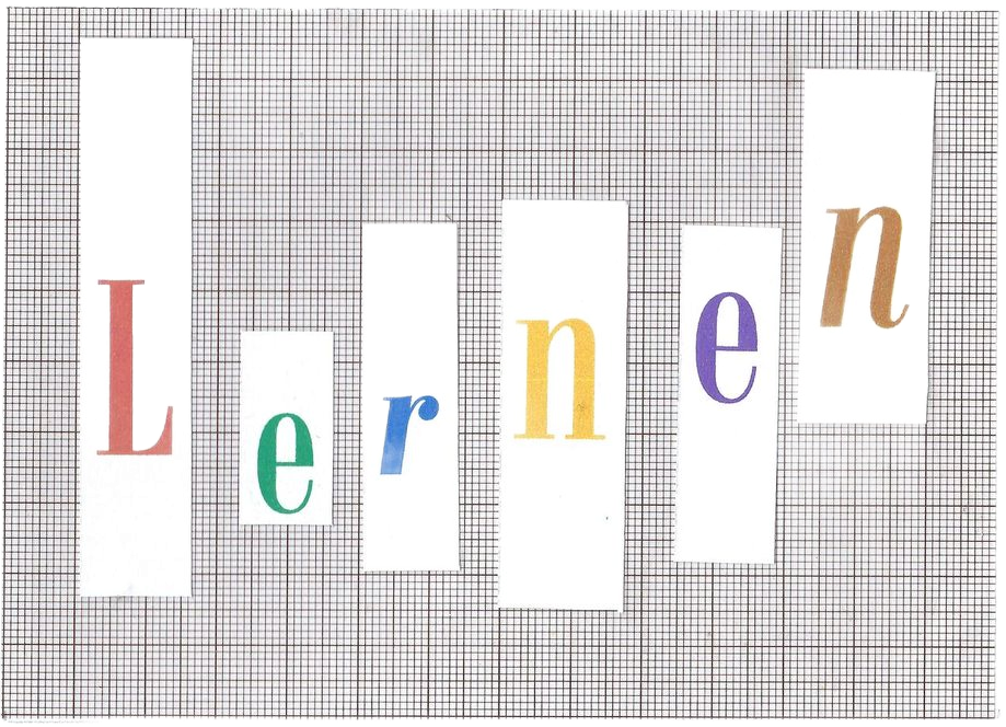 Ein Mann und eine Frau sitzen auf einem Sofa und unterhalten sich.