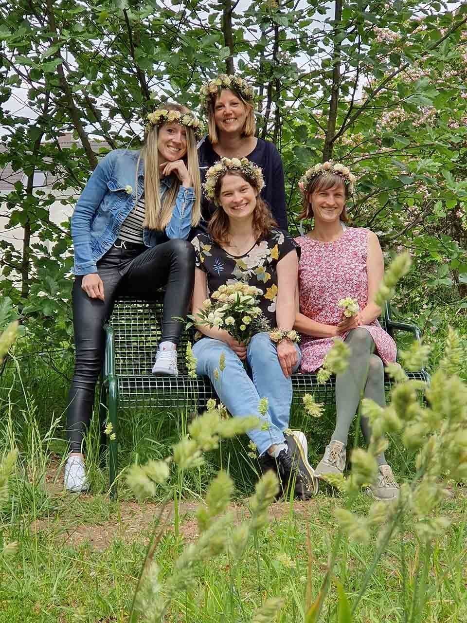 Pusteblume – Blumen und Geschenke – Frauen mit Blumenkränzen in den Haaren