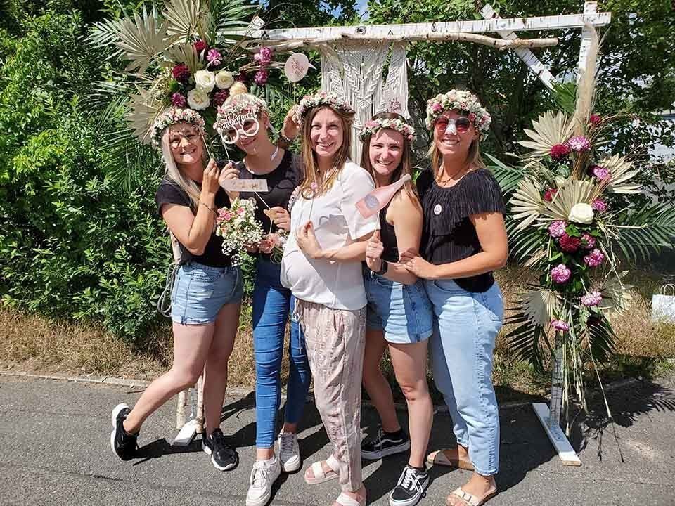 Pusteblume – Blumen und Geschenke – Frauen mit Blumenkränzen in den Haaren