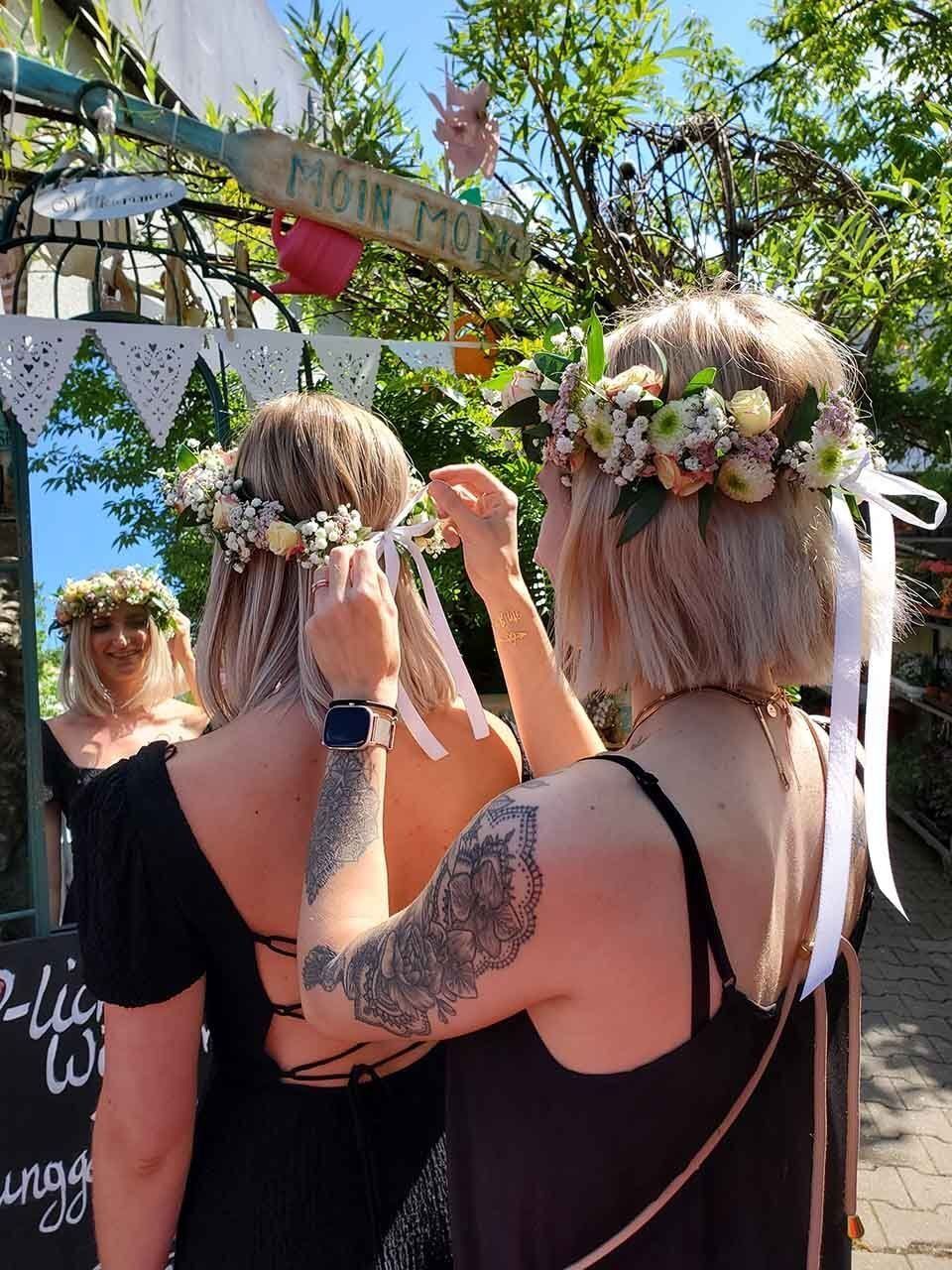 Pusteblume – Blumen und Geschenke – Frauen mit Blumenkränzen in den Haaren