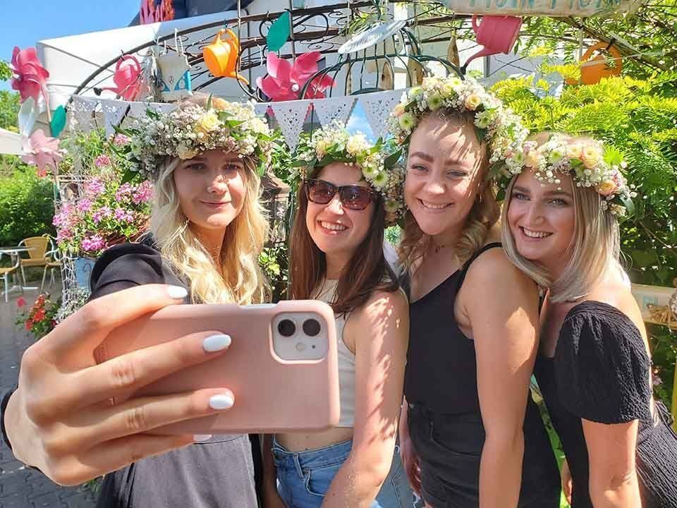 Pusteblume – Blumen und Geschenke – Frauen mit Blumenkränzen in den Haaren
