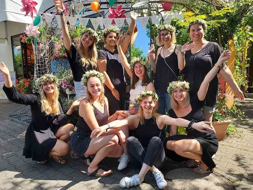 Pusteblume – Blumen und Geschenke – Frauen mit Blumenkränzen in den Haaren