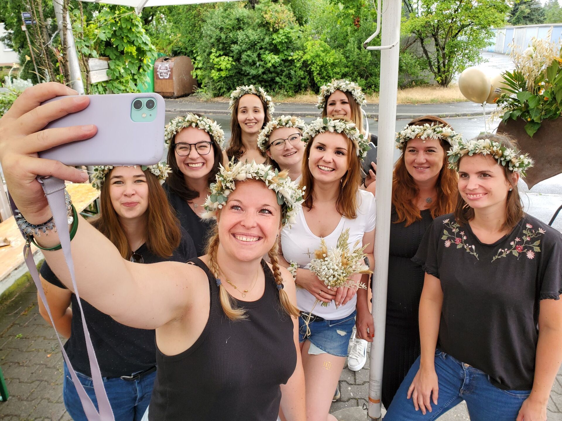Pusteblume – Blumen und Geschenke – Frauen mit Blumenkränzen in den Haaren