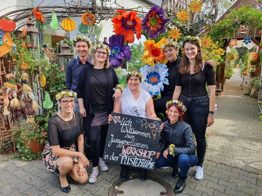 Pusteblume – Blumen und Geschenke – Frauen mit Blumenkränzen in den Haaren