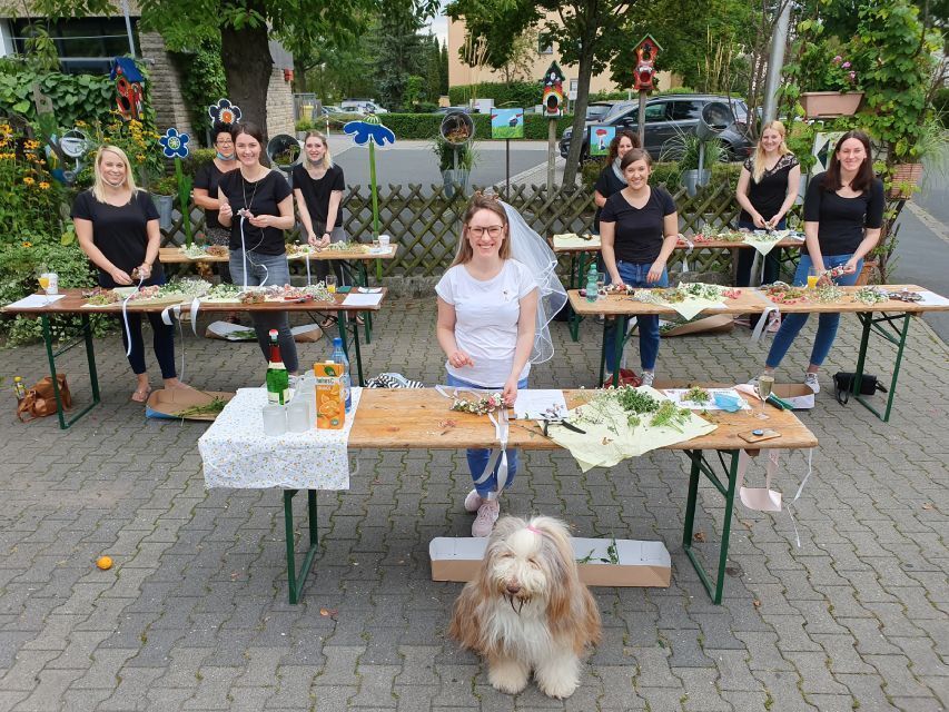 Pusteblume – Blumen und Geschenke – Frauen mit Blumenkränzen in den Haaren