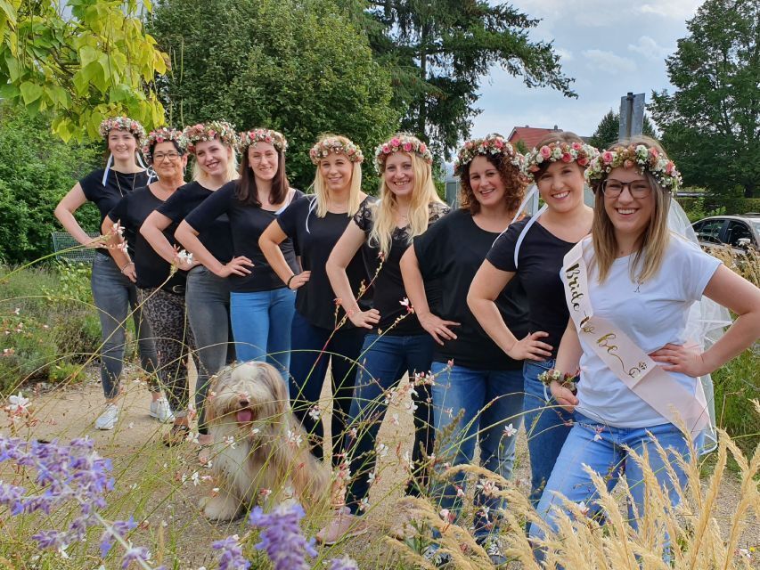 Pusteblume – Blumen und Geschenke – Frauen mit Blumenkränzen in den Haaren