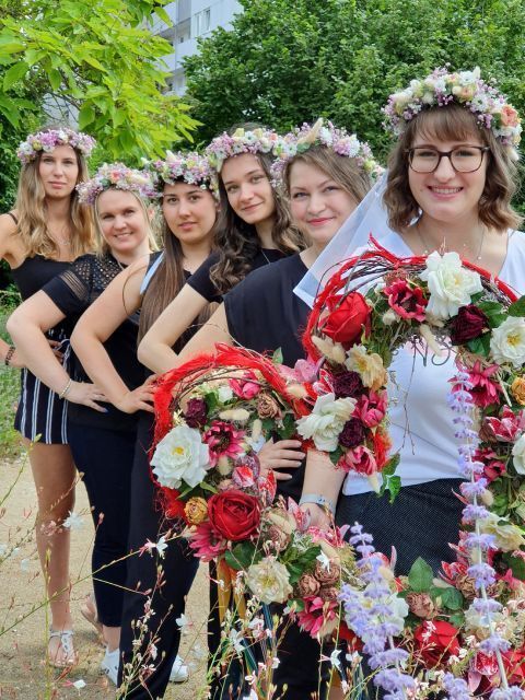 Pusteblume – Blumen und Geschenke – Frauen mit Blumenkränzen in den Haaren