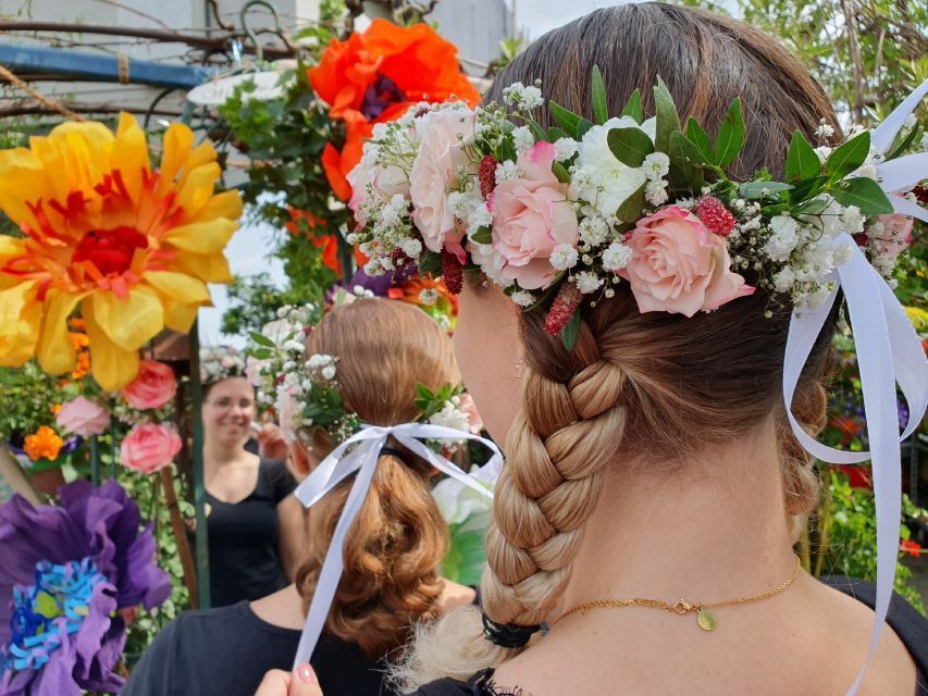 Pusteblume – Blumen und Geschenke – Frauen mit Blumenkränzen in den Haaren