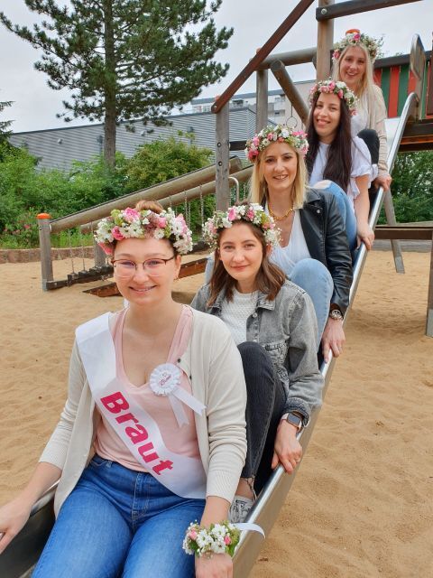 Pusteblume – Blumen und Geschenke – Frauen mit Blumenkränzen in den Haaren